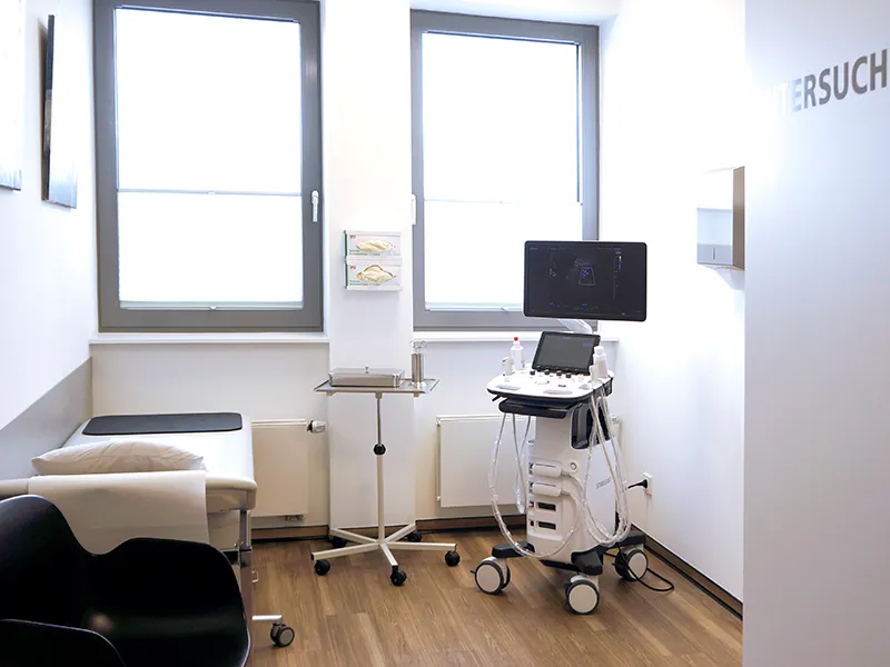 Behandlungsraum mit Monitor